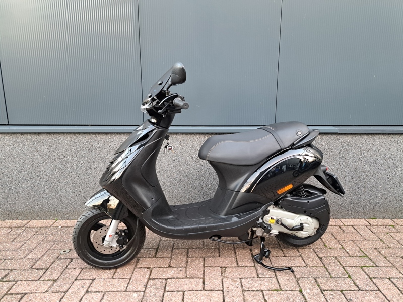 VERKOCHT .....Piaggio Zip Special 45 km/h