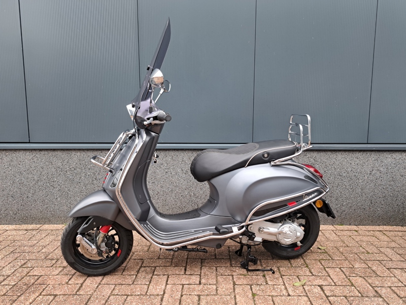 VERKOCHT .....Vespa Sprint Sport 45 km/h Full Options