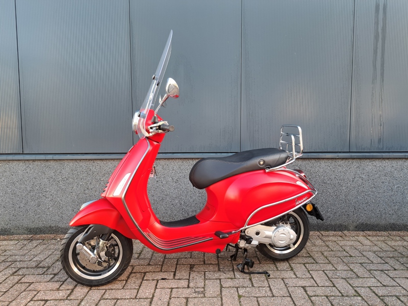 Vespa Primavera rood 45 km/h