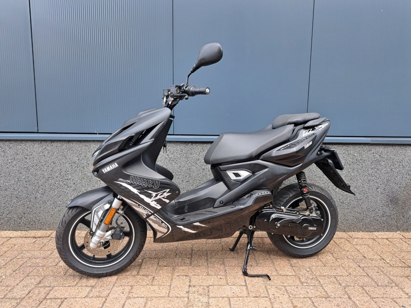 Yamaha Aerox R Naked Style zwart 45 km/h
