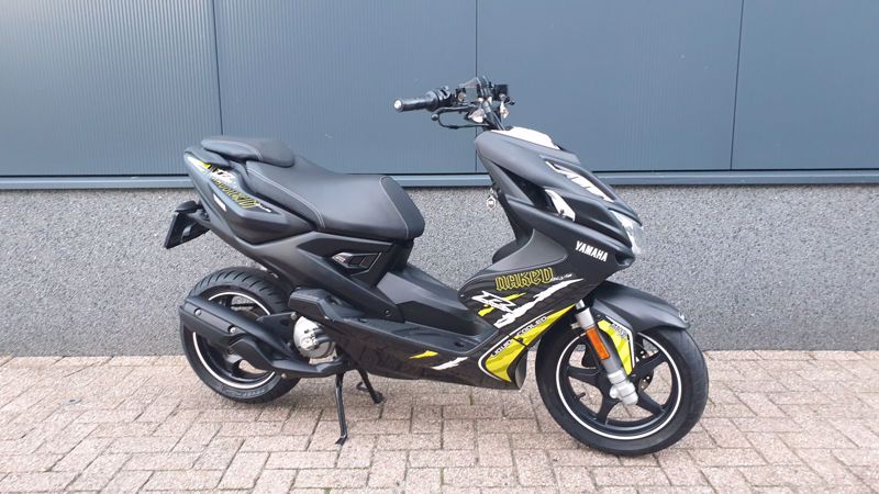 VERKOCHT Yamaha Aerox R Naked Style 2014 zwart 45 km/h