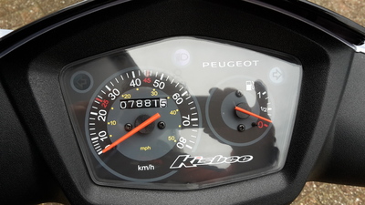 VERKOCHT ....Peugeot Kisbee grijs 25 km/h 2014
