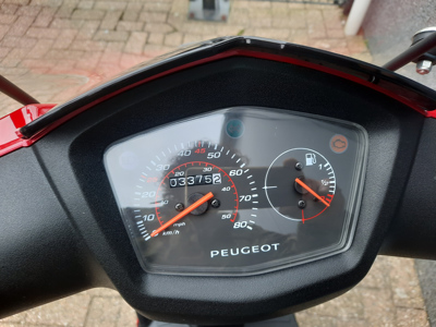 Peugeot ....Peugeot Kisbee rood 45 km/h