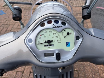 VERKOCHT .....Vespa LX 25/45 km/h grey Full options