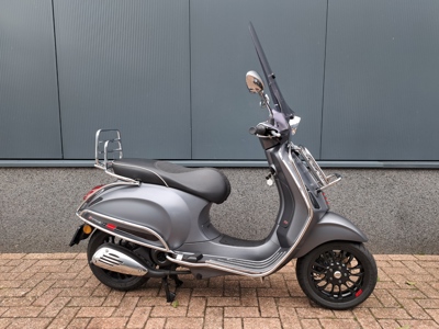 VERKOCHT .....Vespa Sprint Sport 45 km/h Full Options