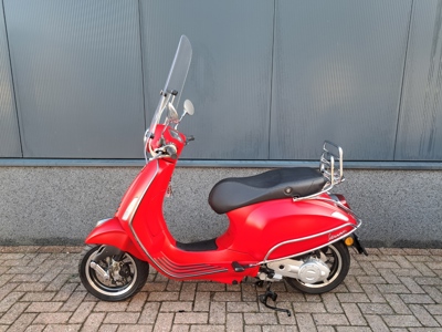 Vespa Primavera rood 45 km/h