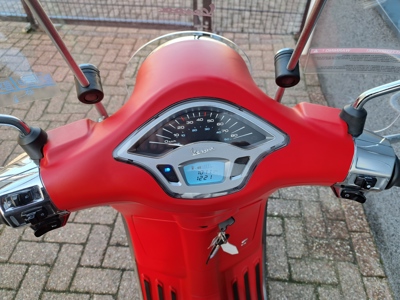 Vespa Primavera rood 45 km/h