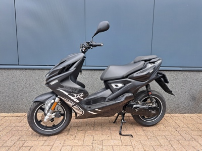 Aerox R Naked Style zwart 45 km/h