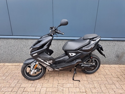 Yamaha Aerox R Naked Style zwart 45 km/h