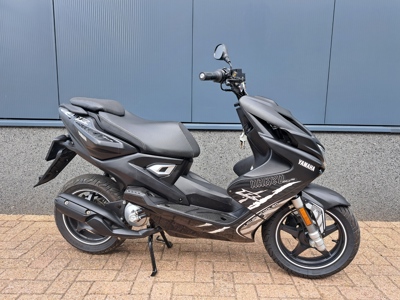 Yamaha Aerox R Naked Style zwart 45 km/h