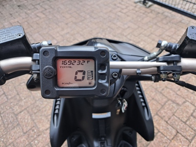 Yamaha Aerox R Naked Style zwart 45 km/h