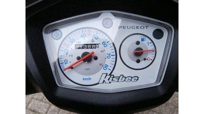 VERKOCHT .....Peugeot Kisbee wit 25 km/h 2011