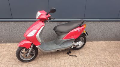 ........Piaggio Fly rood 4T  25 km/h