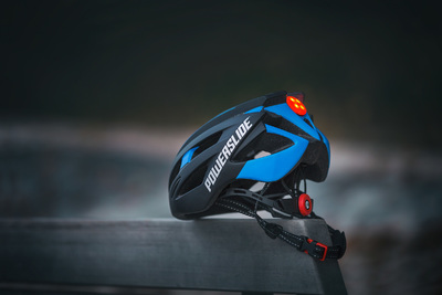 Powerslide Race Attack casque de vélo/skate noir/bleu avec lumière LED
