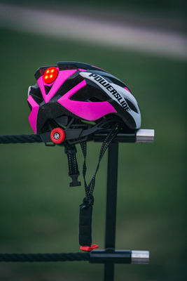 Powerslide Race Attack Fahrrad-/Skatehelm rosa/weiß mit LED-Licht
