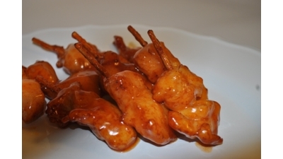 Mini kipsaté in sesamsaus (250 gram)